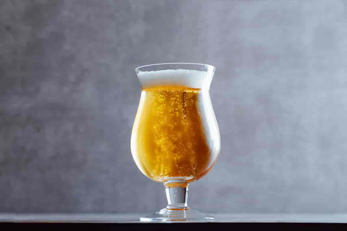 Belgisk blonde øl i belgisk glass