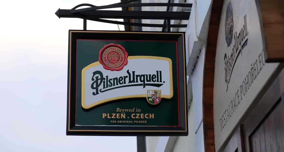 Skilt med Pilsner Urquell fra Plzeň i Tsjekkia
