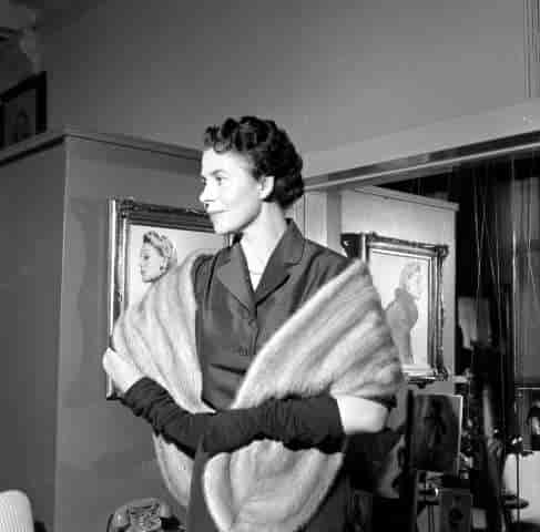 Kvinne med pelsstola, Pels-Backers 100-års jubileum i 1956