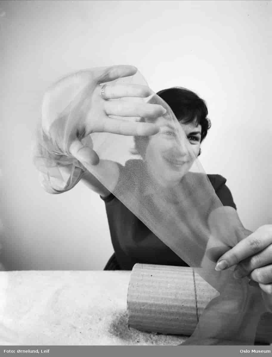 Kvinne med nylonstrømpe, 1958