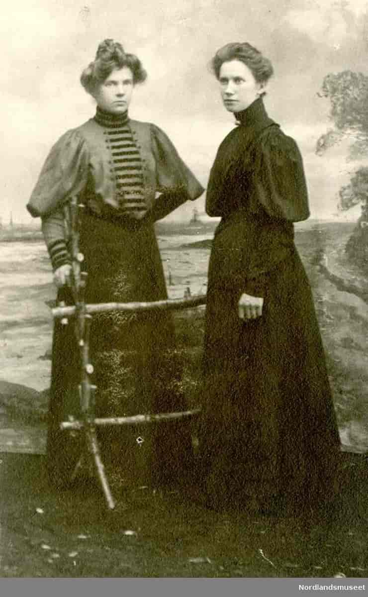 To kvinner i skjørt og bluse, Lødingen, Nordland  1910