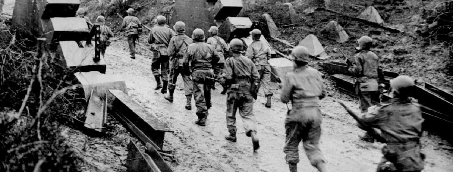 Allierte soldater marsjerer over Vestvollen