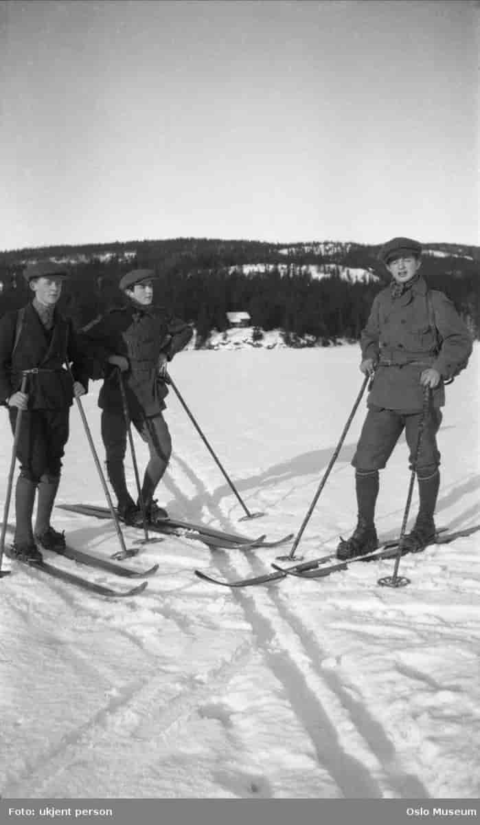 Tre menn på skitur med nikkers, skyggelue og anorakk, 1920 - 1930
