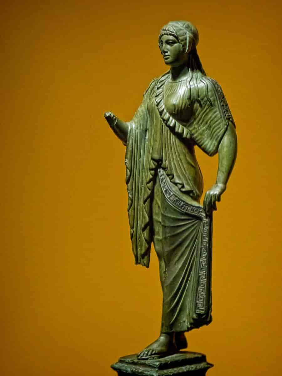 Romersk statue av gresk kvinne iført tunika