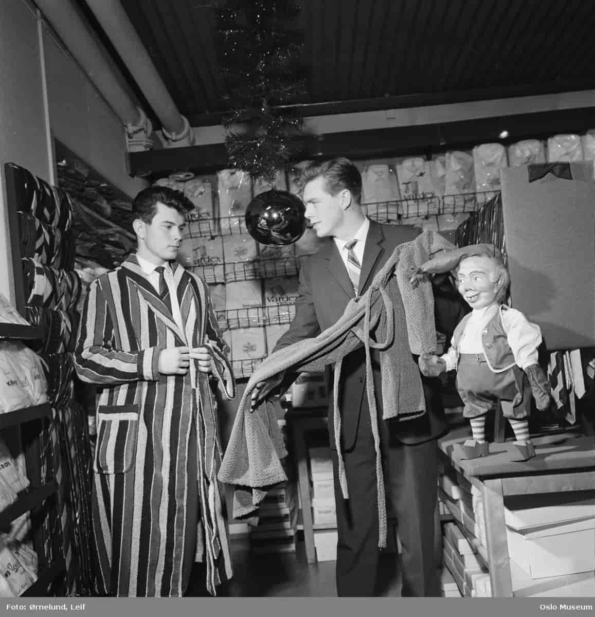 Kunde prøver slåbrok hos Oslo samvirkelags varehus,  1962