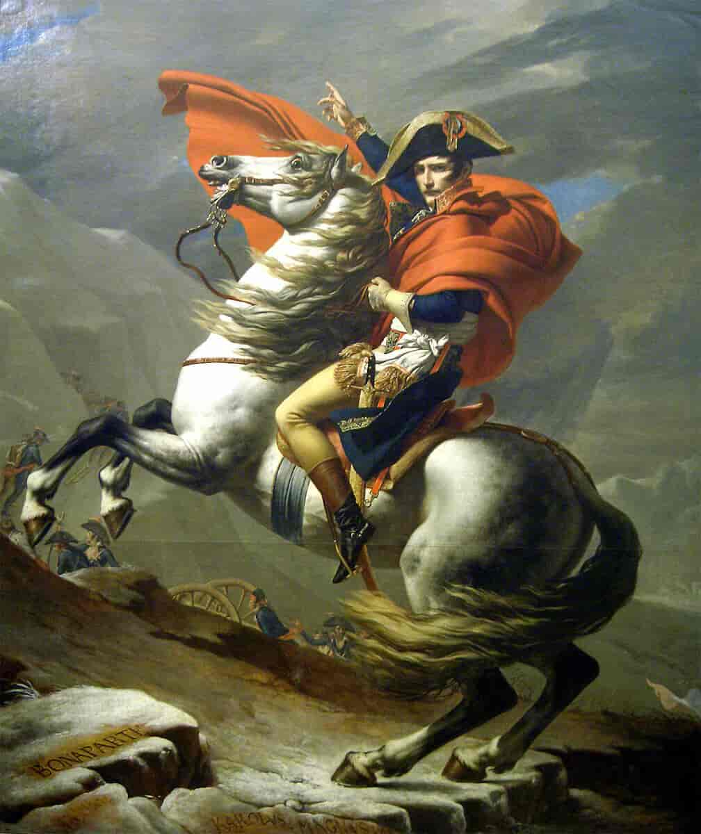 Napoleon Bonaparte krysser Alpene, iført kappe, tresnutet hatt og pantalong