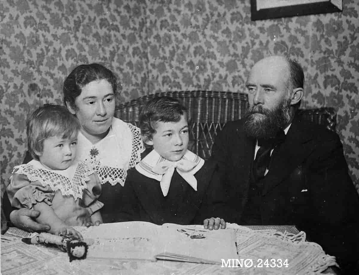 Karen og Iver Mortensson Egnund, med barna Signe og Magne