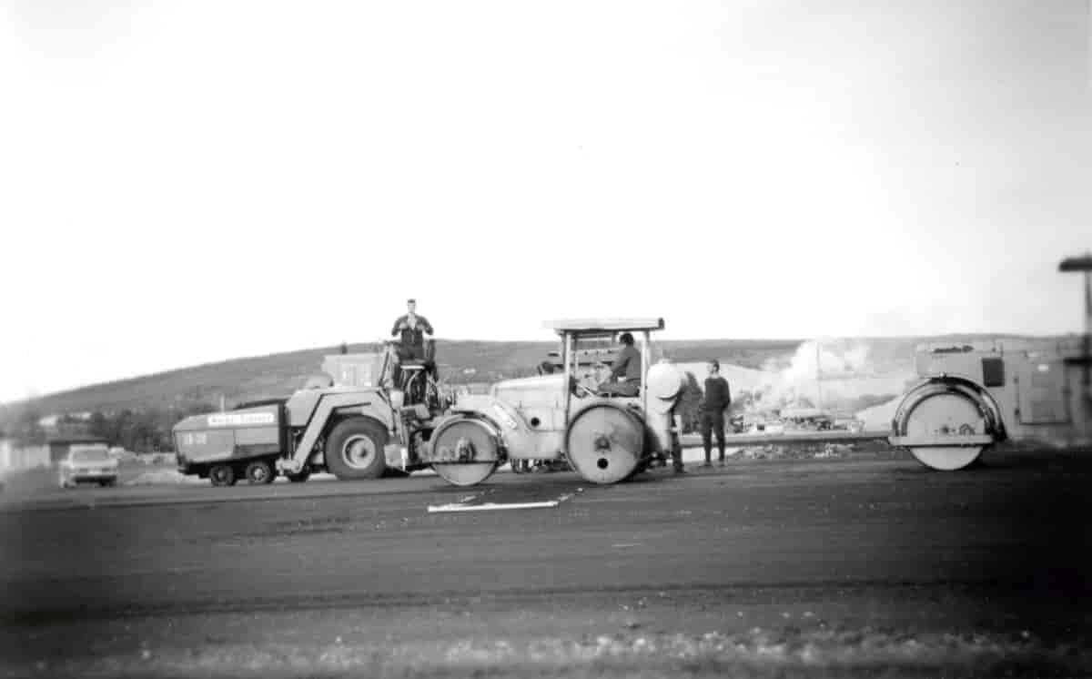 Legging av asfalt før åpningen av Røros lufthavn