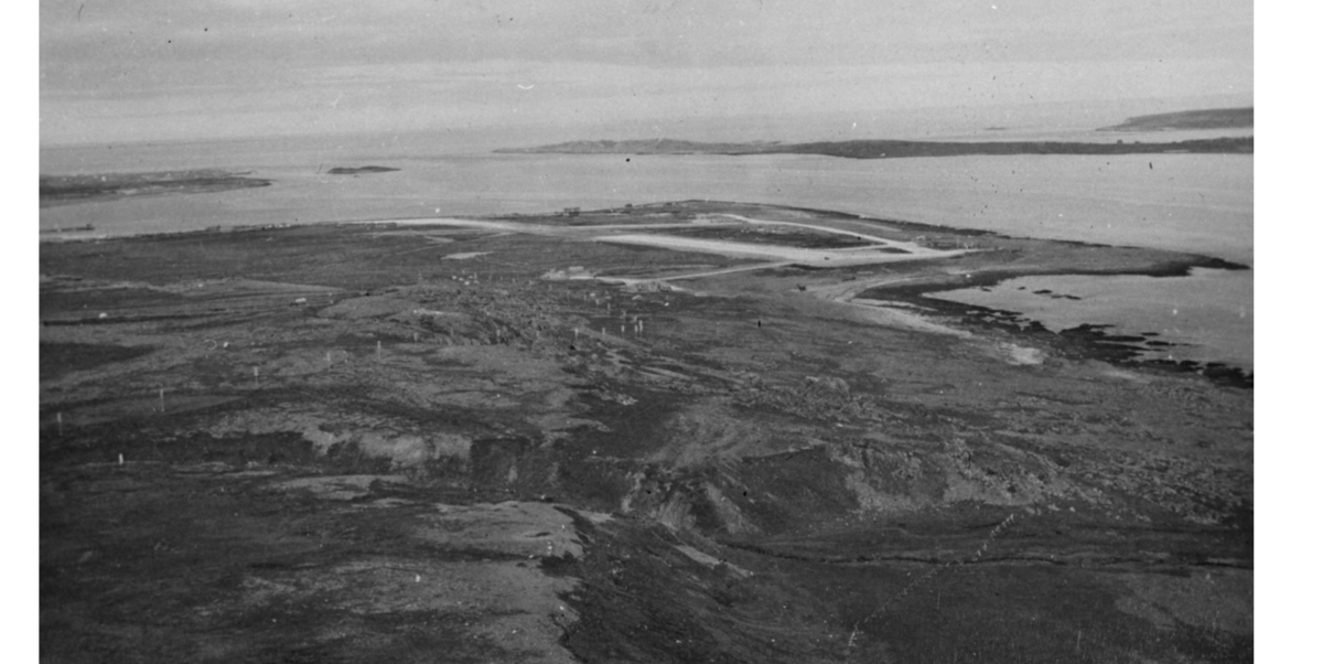Vardø lufthavn fotografert i 1945. Her sees også tverrbanen, som ble anlagt under krigen.