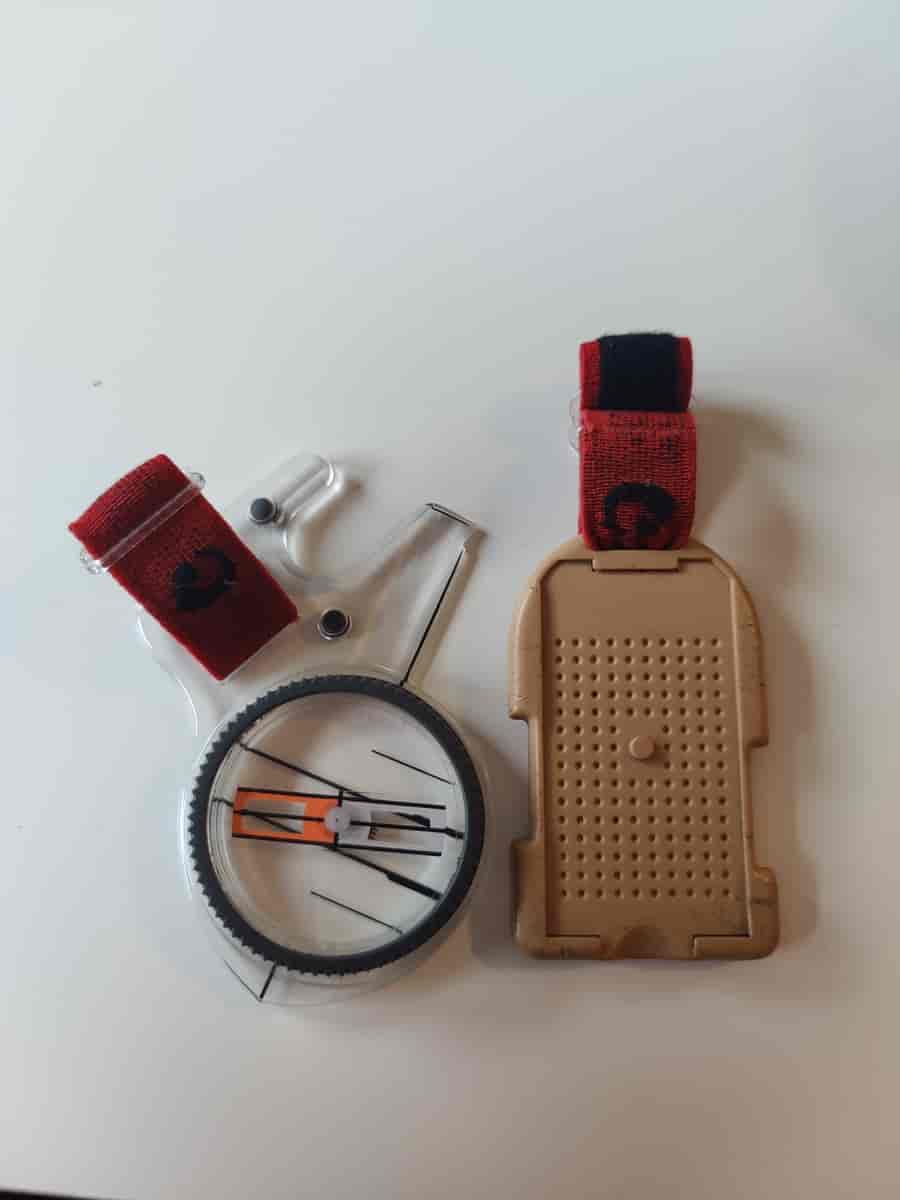 Kompass og EKT-brikke som brukes i orientering