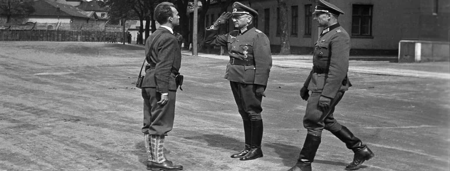 Hjemmestyrkene, under ledelse av Terje Rollem (tv) overtar Akershus Festning fra den tyske kommandanten Major Nichterlein og hans adjutant Hauptmann Hamel 11.mai 1945.