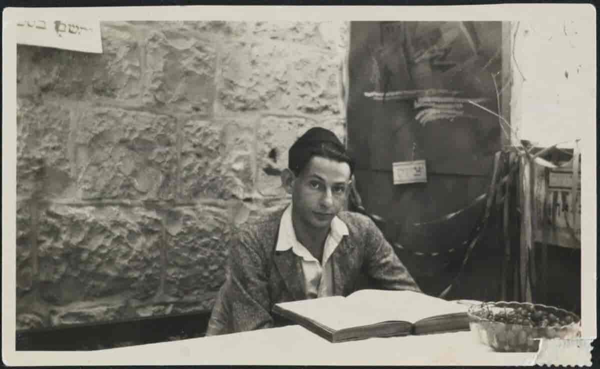 Gershom Scholem sitter i en sukka og studerer Zohar (1923)