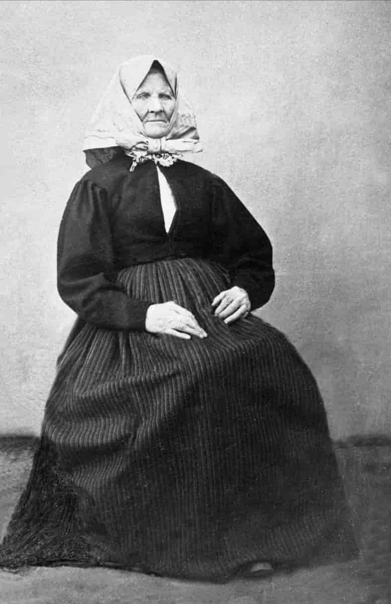 Kvinne med råndastakk og stivatørkle, Vågå, 1905