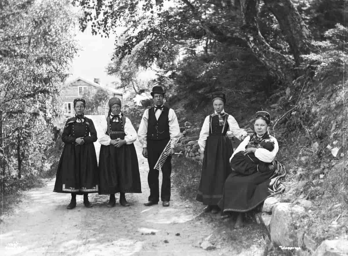 Folkedrakter fra Tinn i Telemark, fotografert på 1880-tallet.