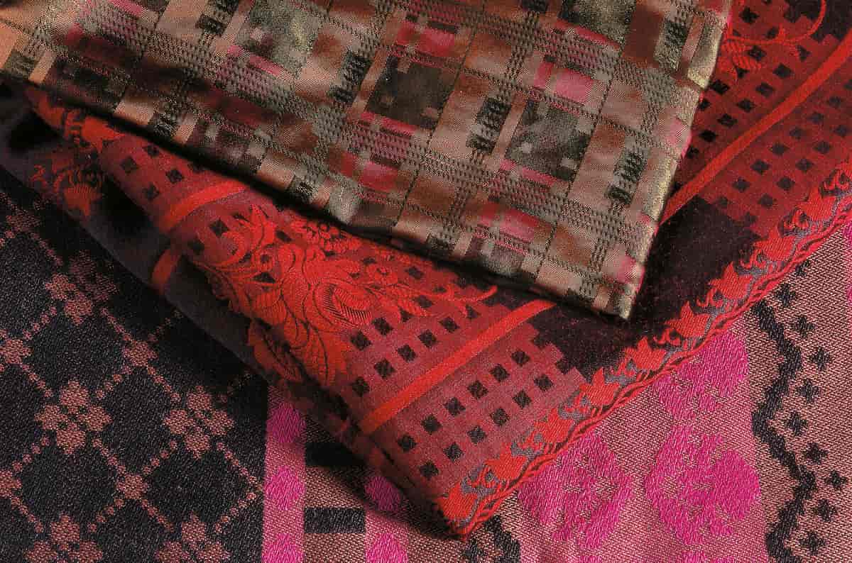 Til rutastakken brukes forklær i silke eller damaskforklær i halvull