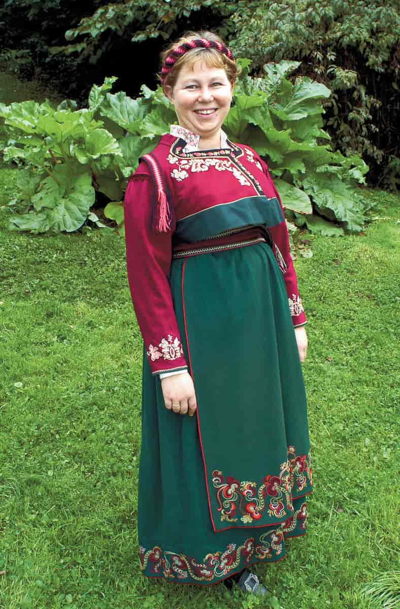 Kvinnebunad fra Øst-Telemark med rødtrøye