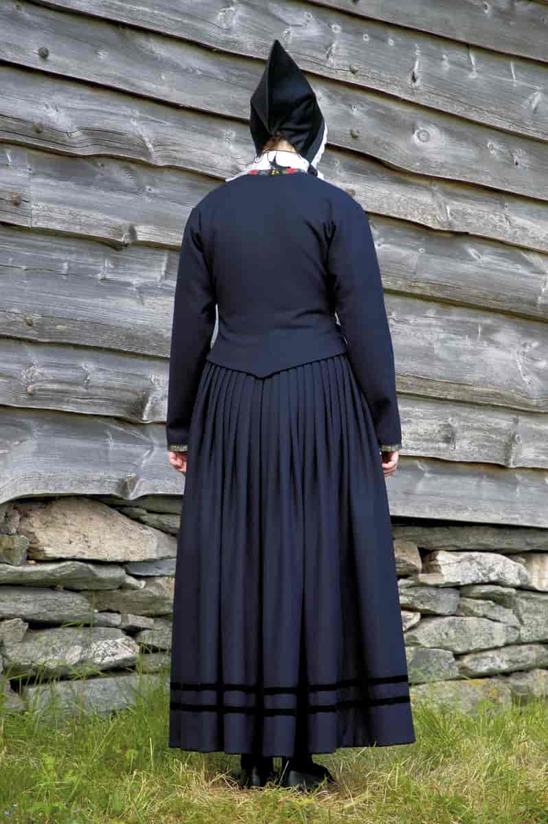 Rekonstruert kvinnebunad fra Masfjorden