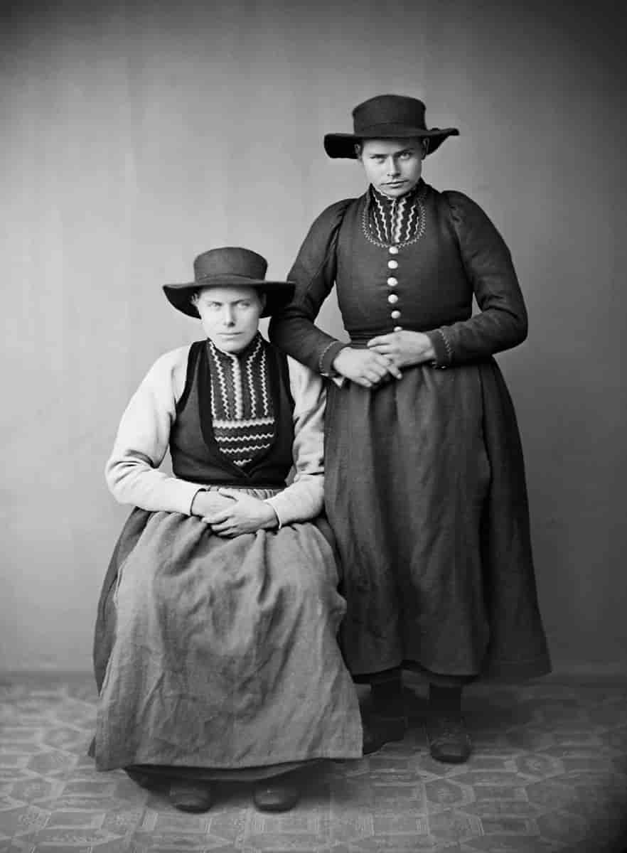 To kvinner fra Eksingedalen ved Voss