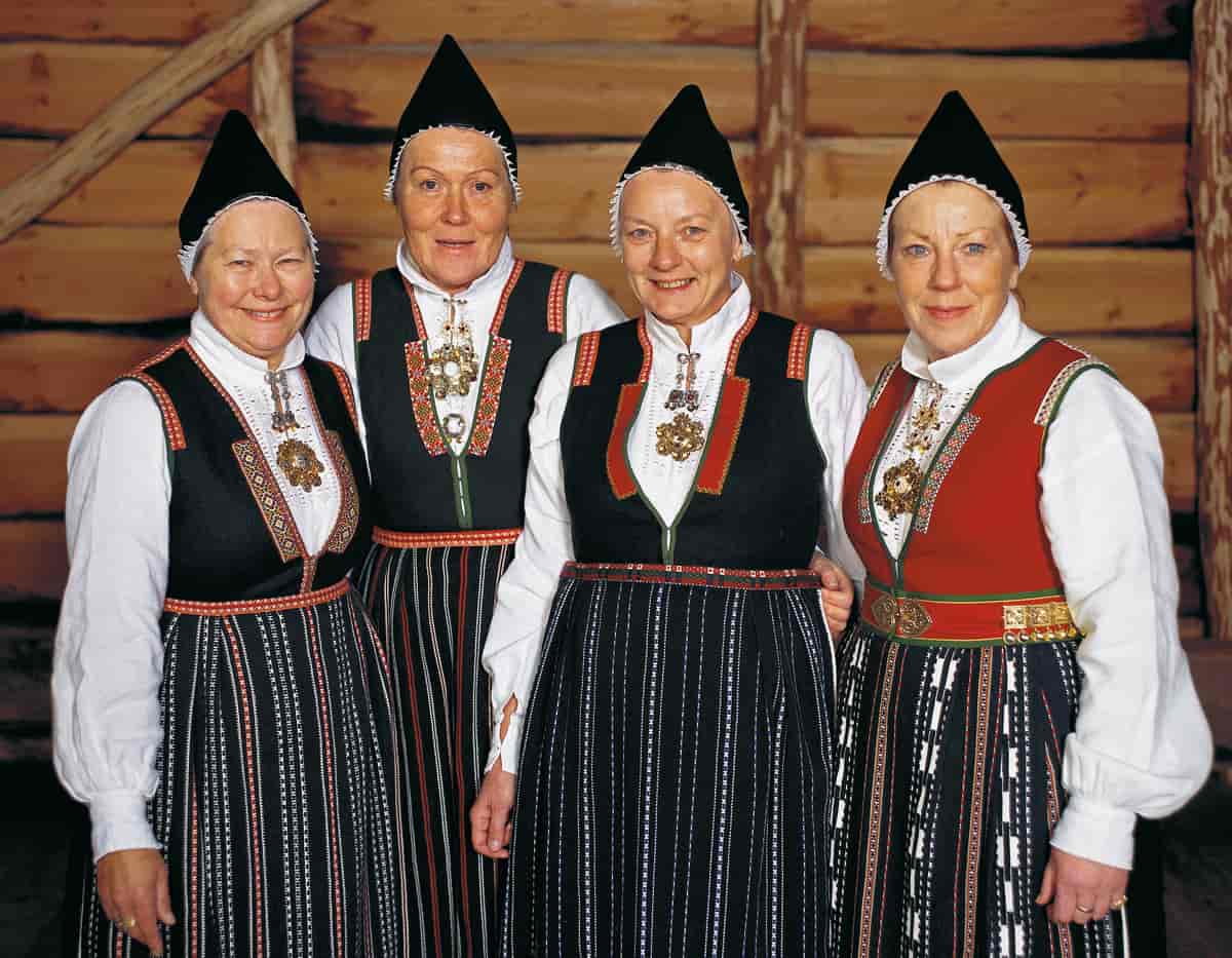 Rekonstruert kvinnebunad fra Sunnfjord