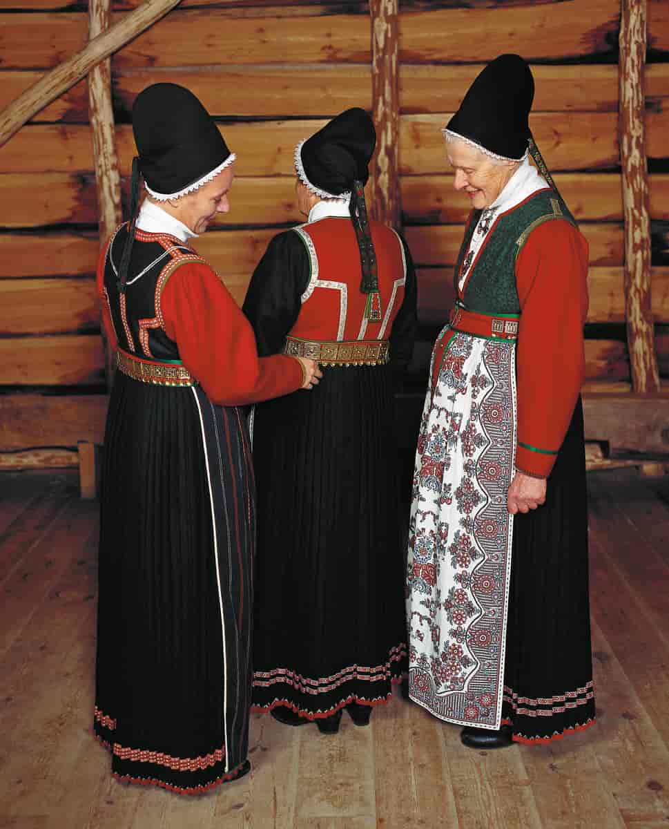 Rekonstruert kvinnebunad fra Sunnfjord