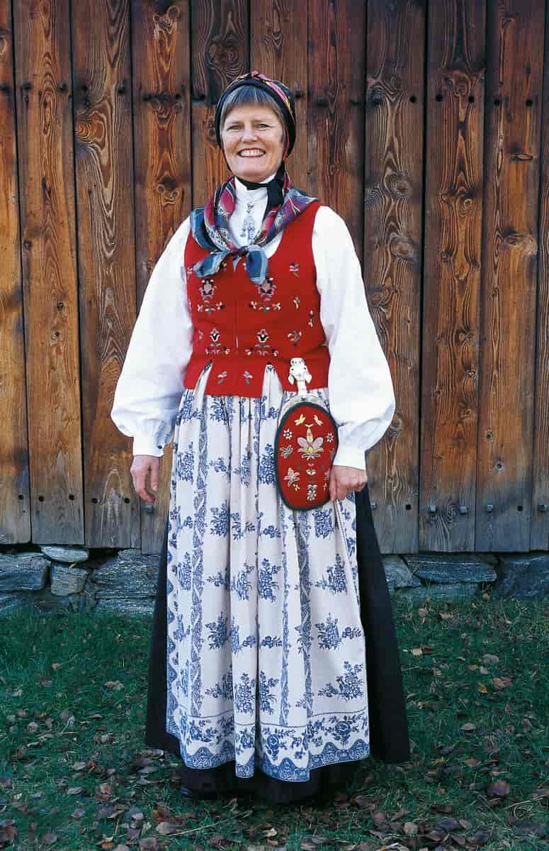 Rekonstruert kvinnebunad fra Romsdal