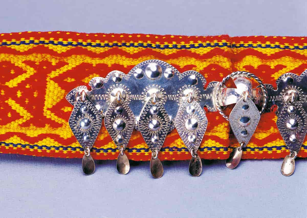 Detalj av vevd kvinnebelte med spenne i sølv