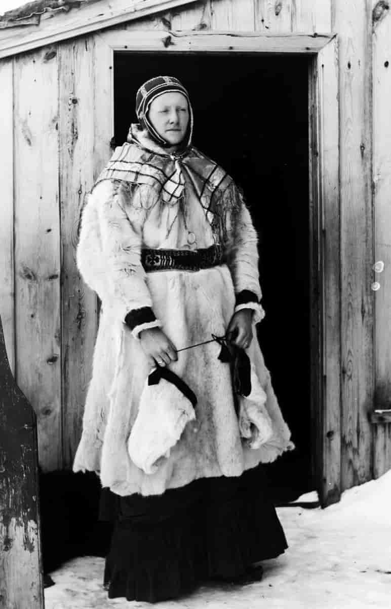Kvinne med pesk og skinnvotter fotografert sist på 1800-tallet