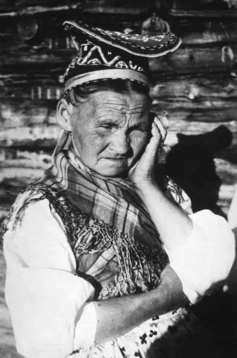 Østsamisk kvinne som har på seg konelue, fotografert ca 1900.