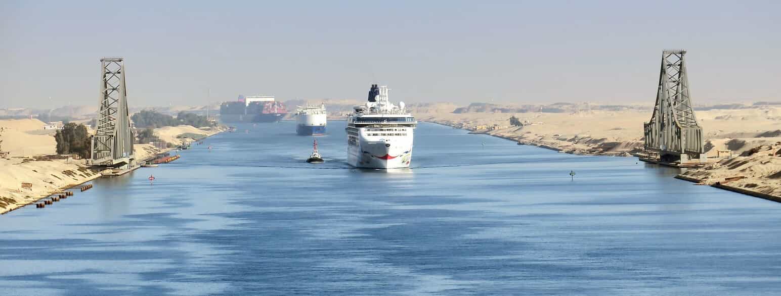 Skipet Norwegian Star passerer Suezkanalen ved Port said i Egypt, 2017