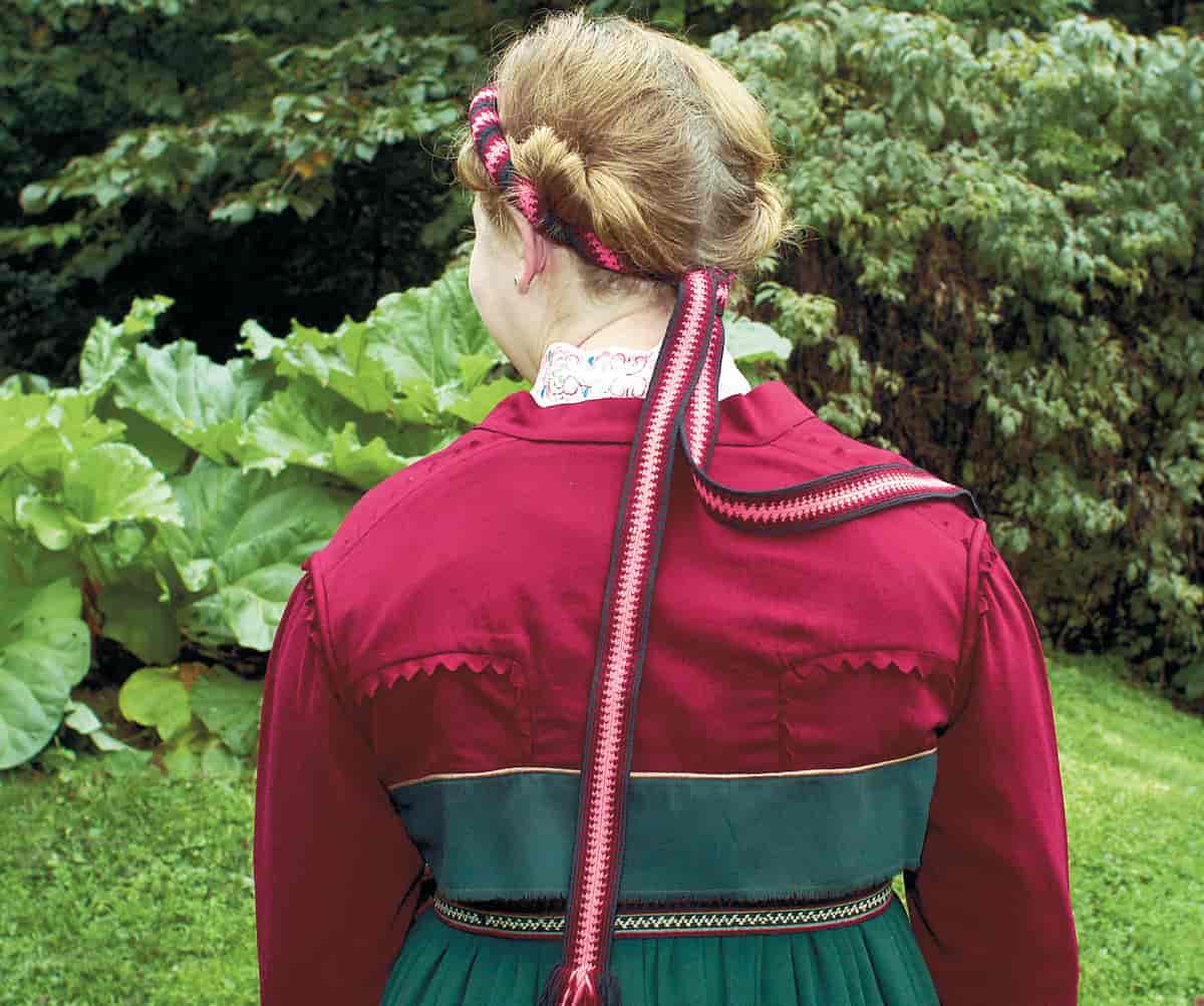 Kvinnebunad fra Øst-Telemark med rødtrøye 2