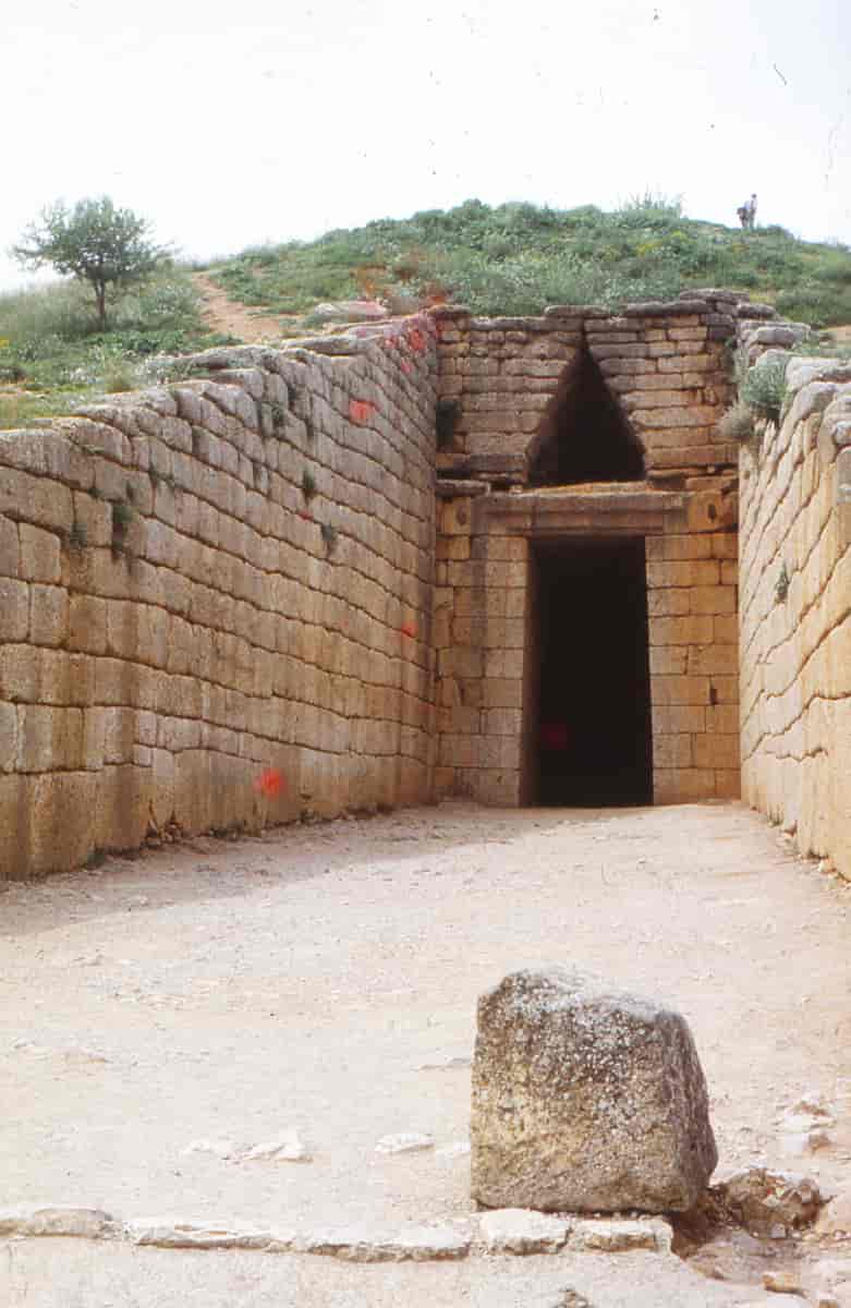Inngangskorridoren og fronten til den såkalte Atreus-graven.