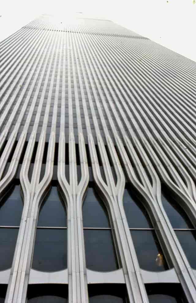 Den karakteristiske fasaden på World Trade Center, der de tettstående søylene samles tre og tre i de syv nederste etasjene.