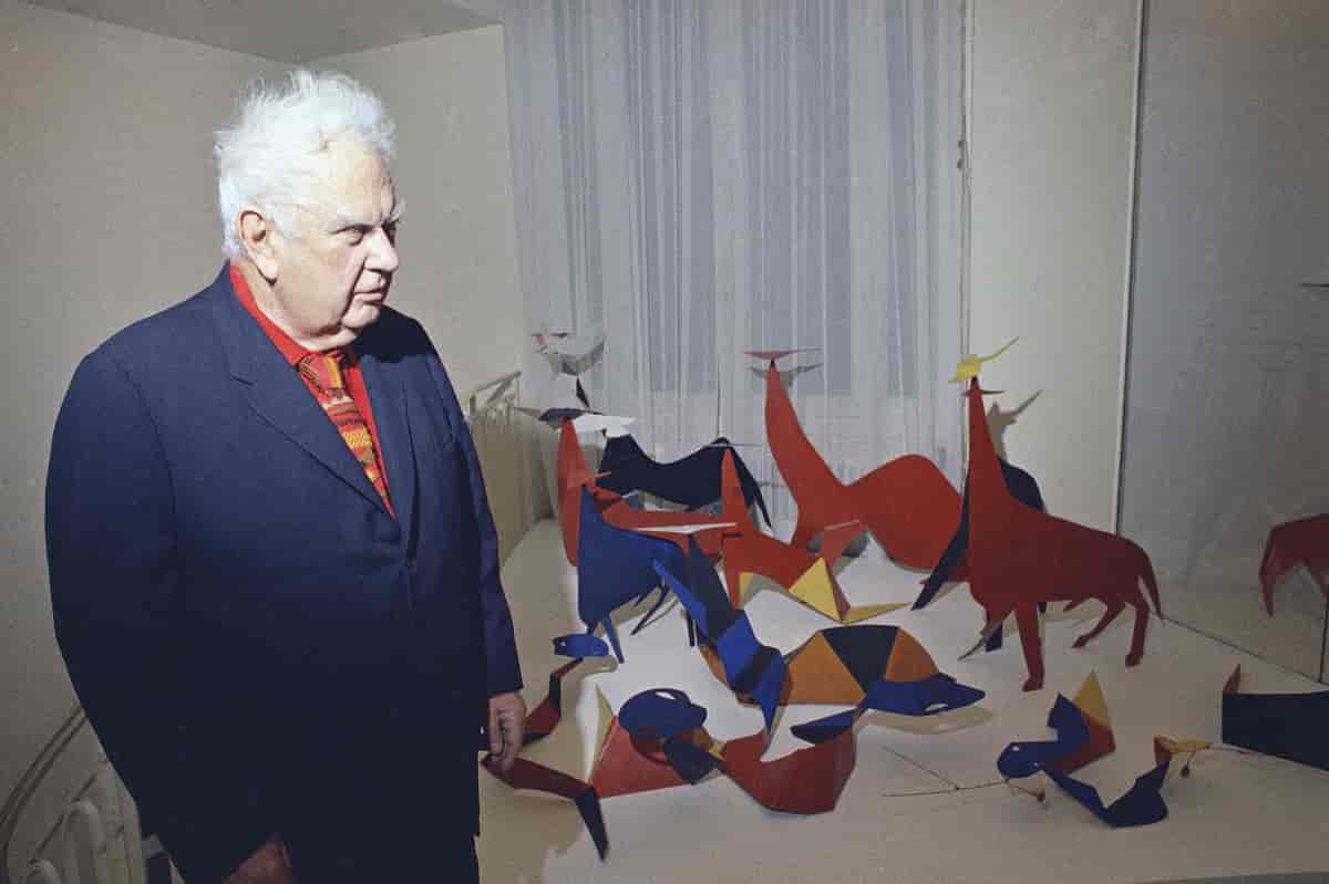 Alexander Calder foran noen av sine verk