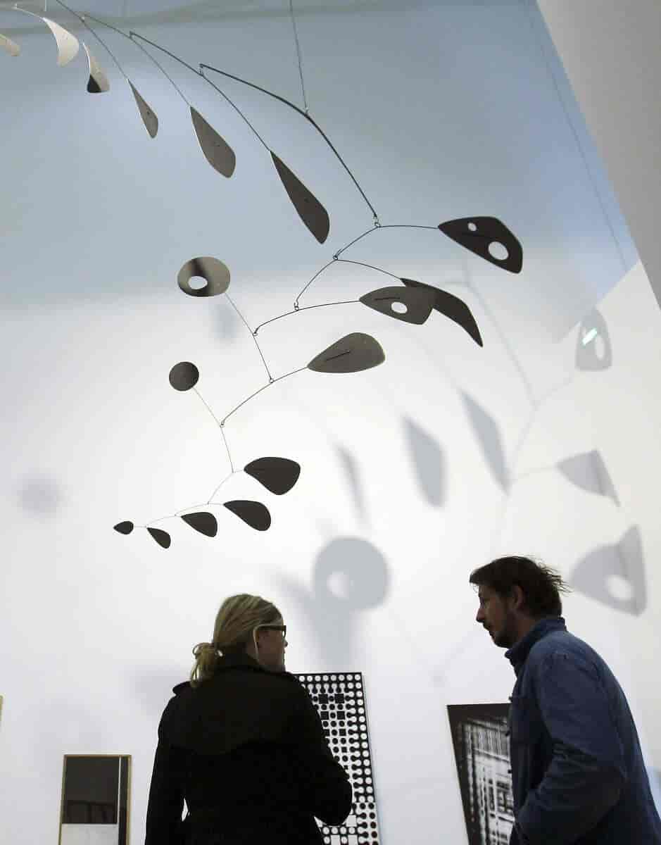 Noen samtaler under Alexander Calders mobil Suspension