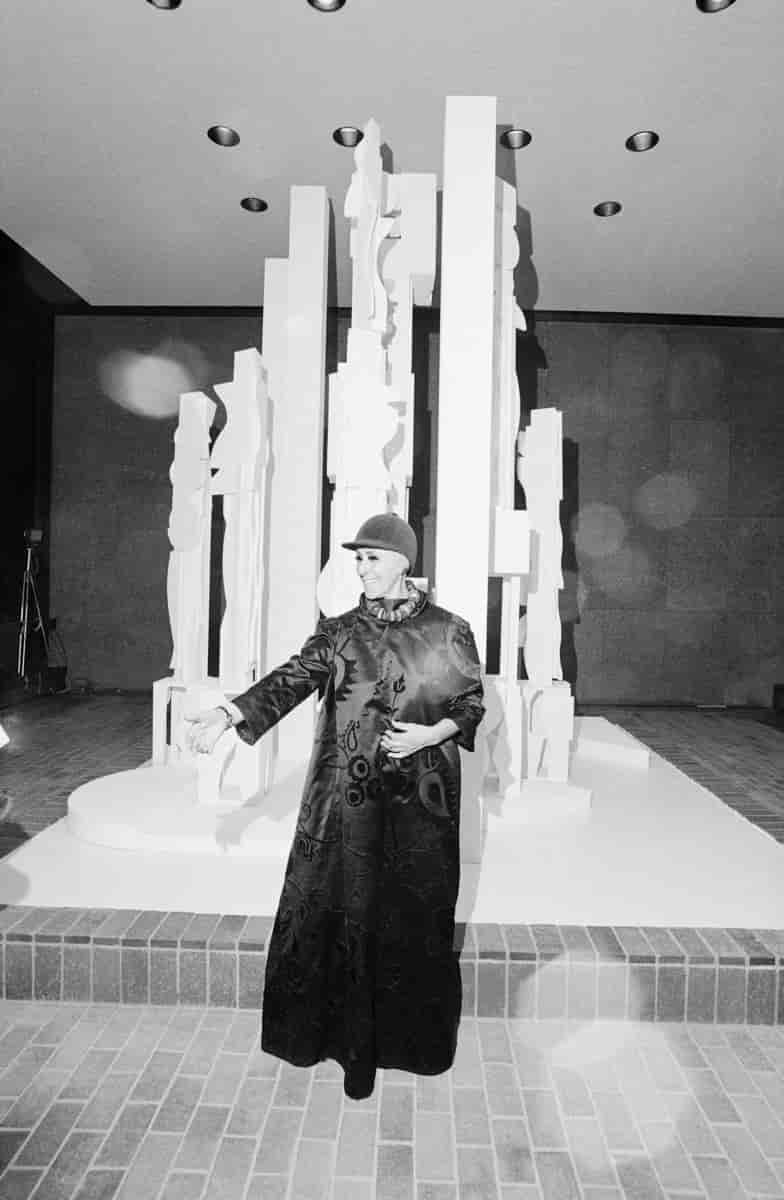 Louise Nevelson foran sin skulptur