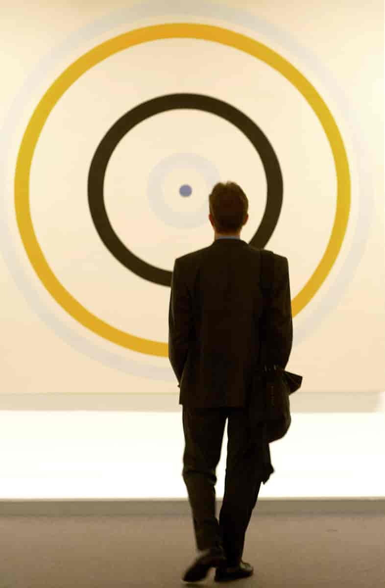 En besøkende foran et maleri av Kenneth Noland