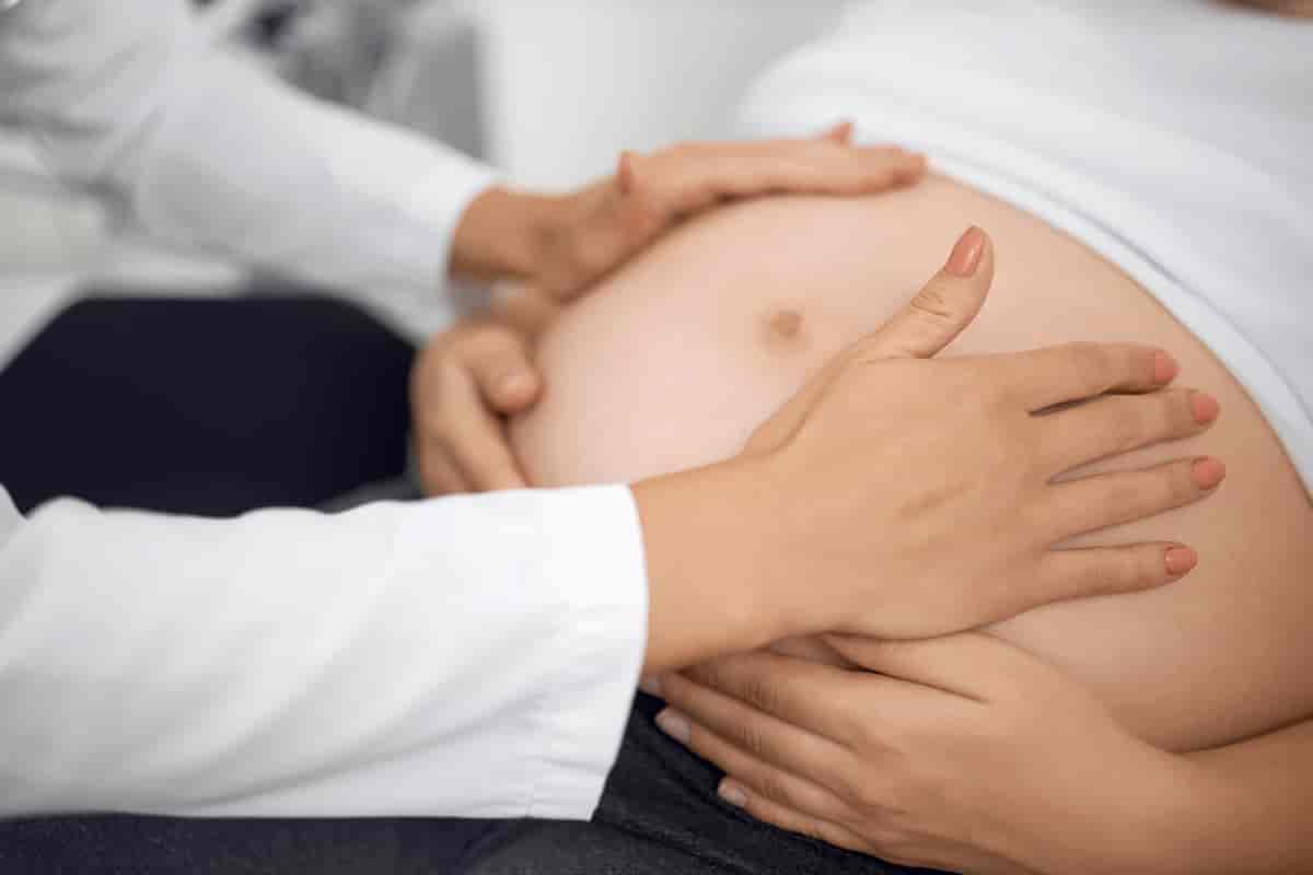 Palpasjon av gravid kvinne
