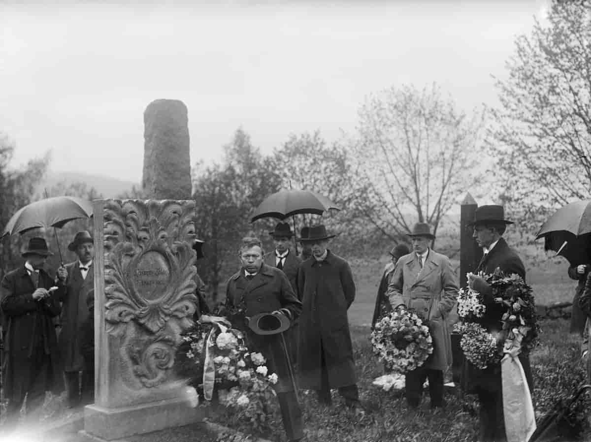 Oskar Braaten ved Rasmus Lølands grav (1925)