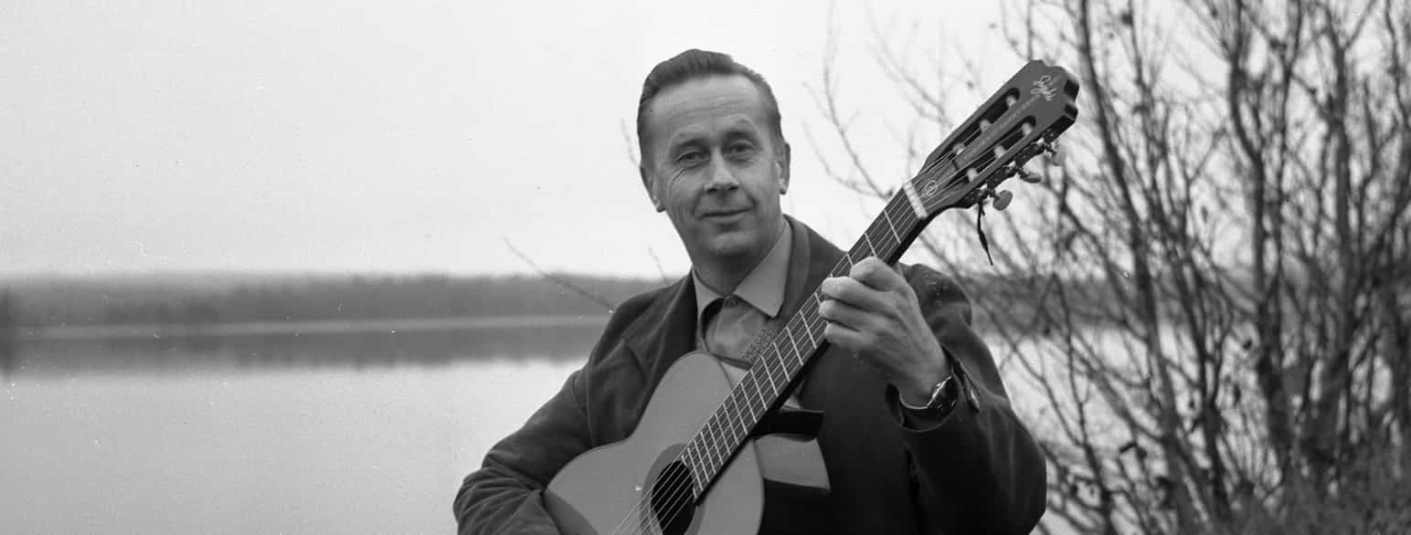 Vidar Sandbeck med gitar i samband med eit TV-opptak i 1966