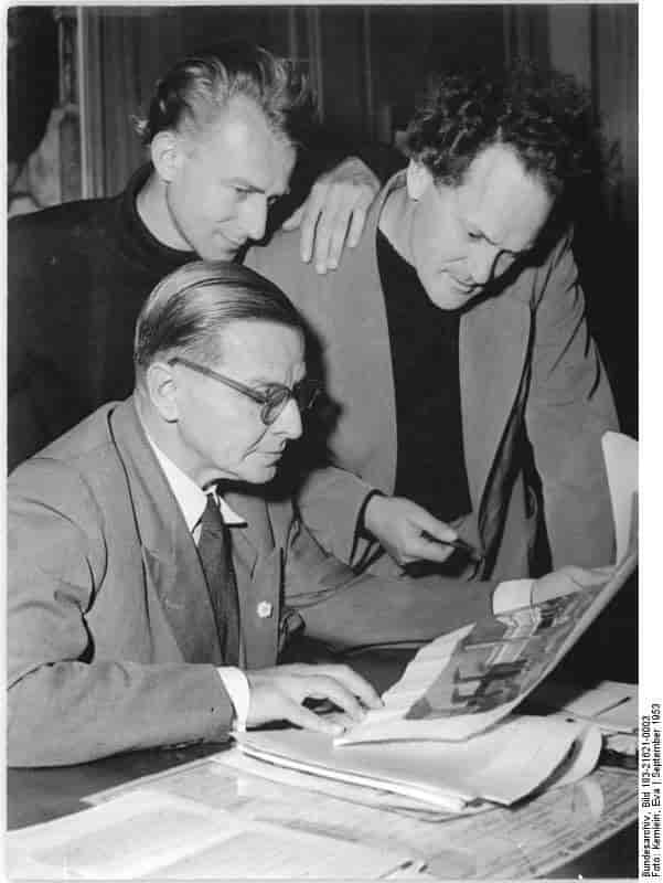 Heinar Kipphardt i Deutsches Theater i 1953 mellom regissøren Wolfgang Langhoff (til venstre) og scenografen Heinrich Kilger (til høyre)