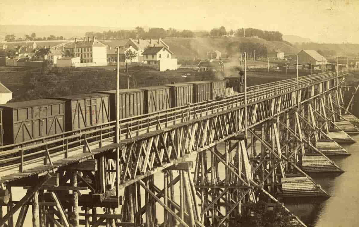 Elgeseter bro i Trondheim, mellom 1864 og 1882.