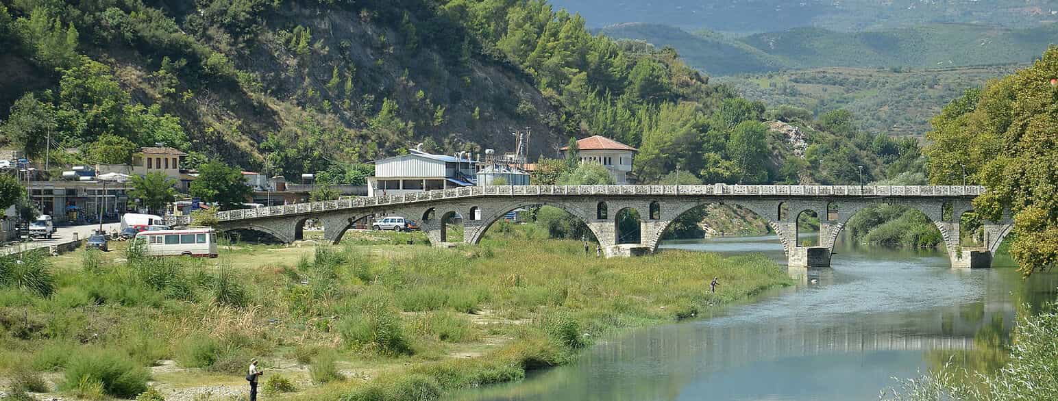 Broen Gorica går over elven Osum