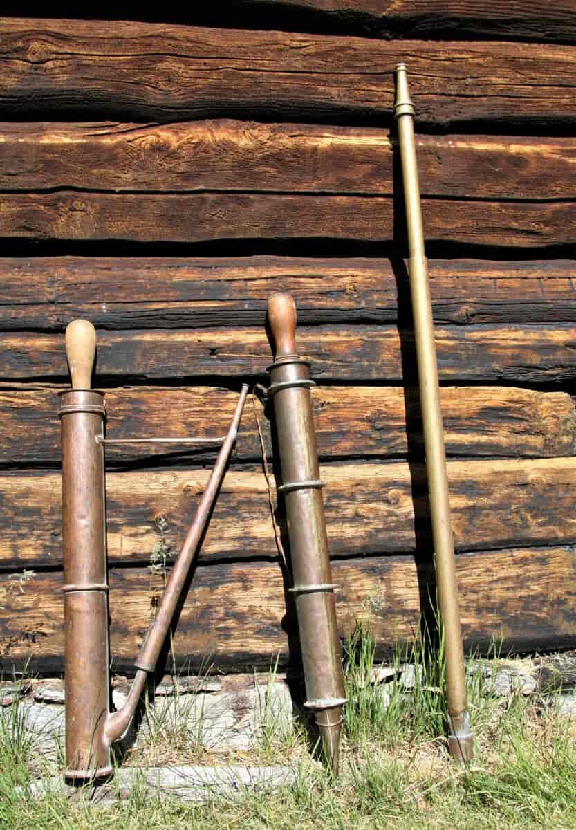Gamle brannsprøyter av kobber og messing, brukt i Trøndelag.