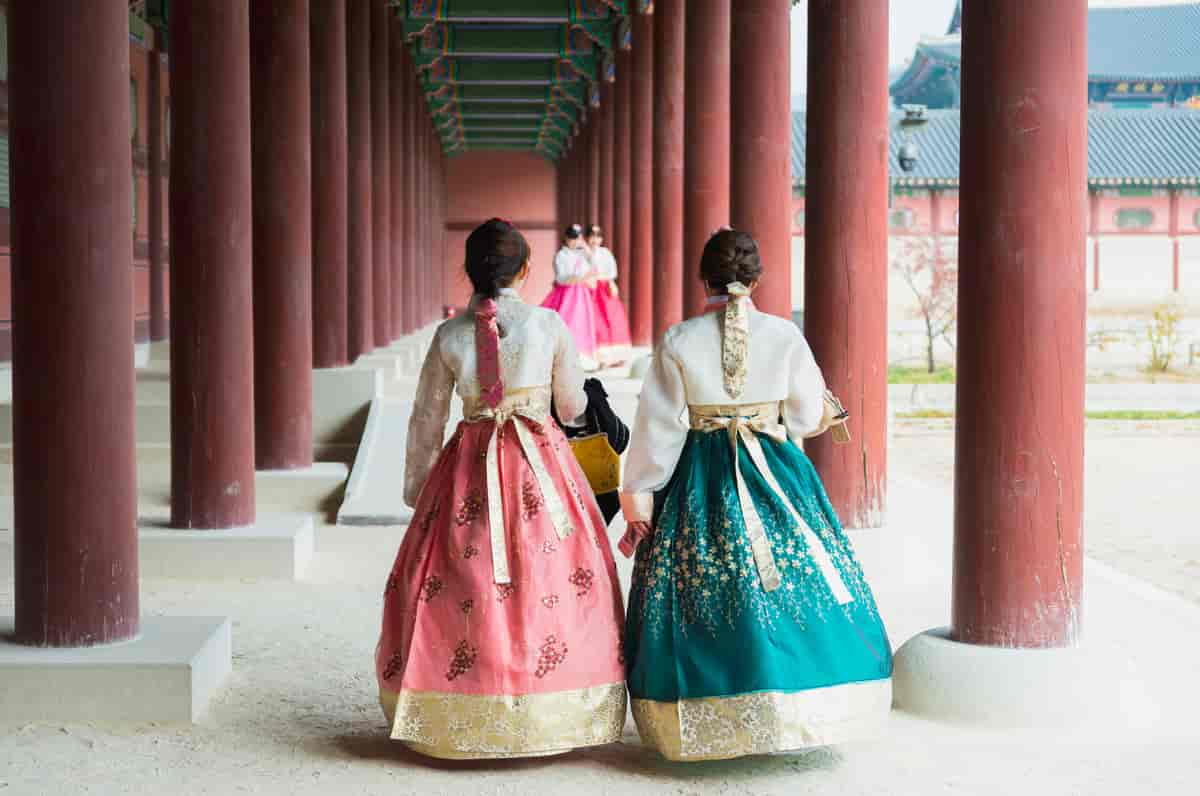 Tradisjonelle koreanske kjoler, kalt «hanbok»,  Gyeongbokgung-palasset i Seoul.