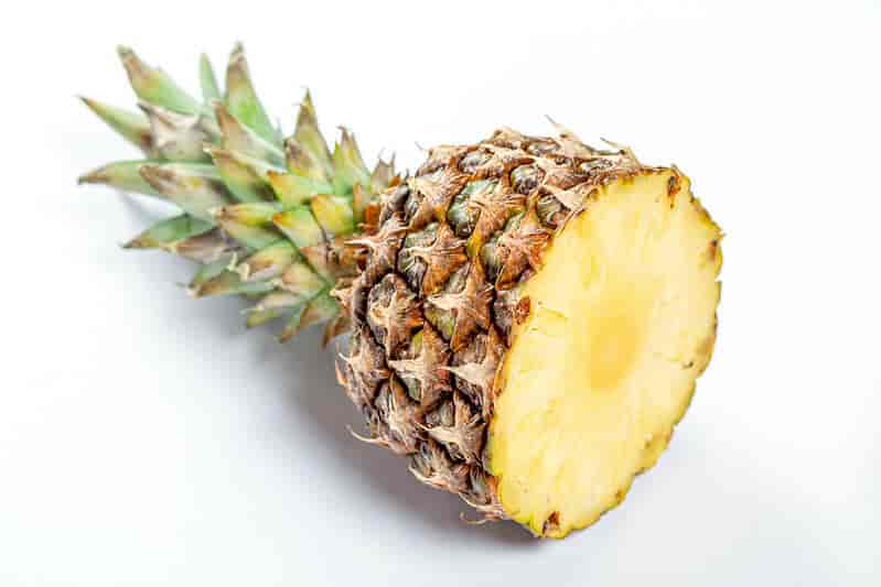 Overskåret fruktstand hos Ananas comosus, ananas.