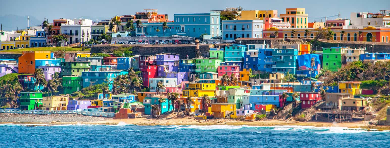 Fargerike hus langs standen i Puerto Ricos hovedstad San Juan,
