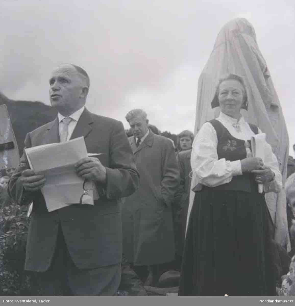 Lars Berg ved avduking av Hamsun-monument i 1961