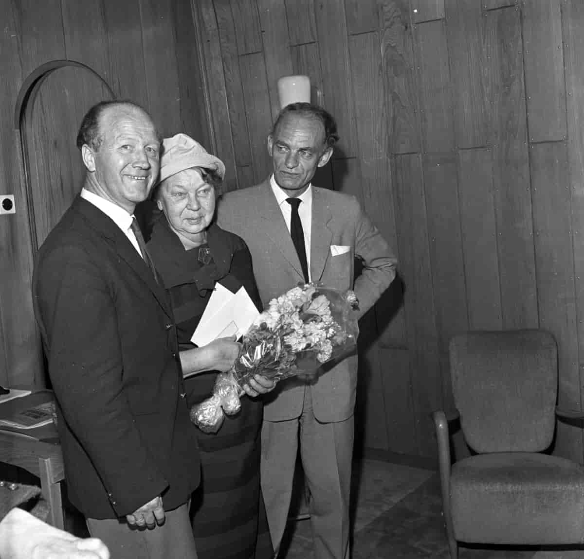 Aslaug Vaa mottek Ønskediktprisen frå NRK i 1963