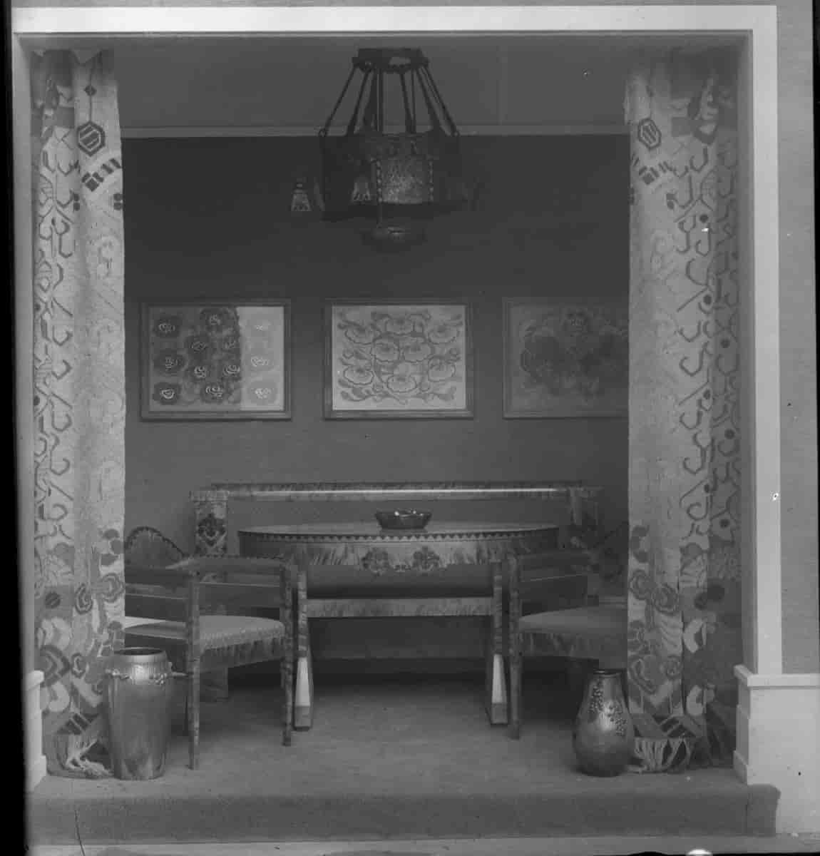Interiør til Jubileumsutstillingen på Frogner 1914.  Møbler i bjerk og transparente portiérer