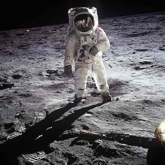 Buzz Aldrin i romdrakt på Månen